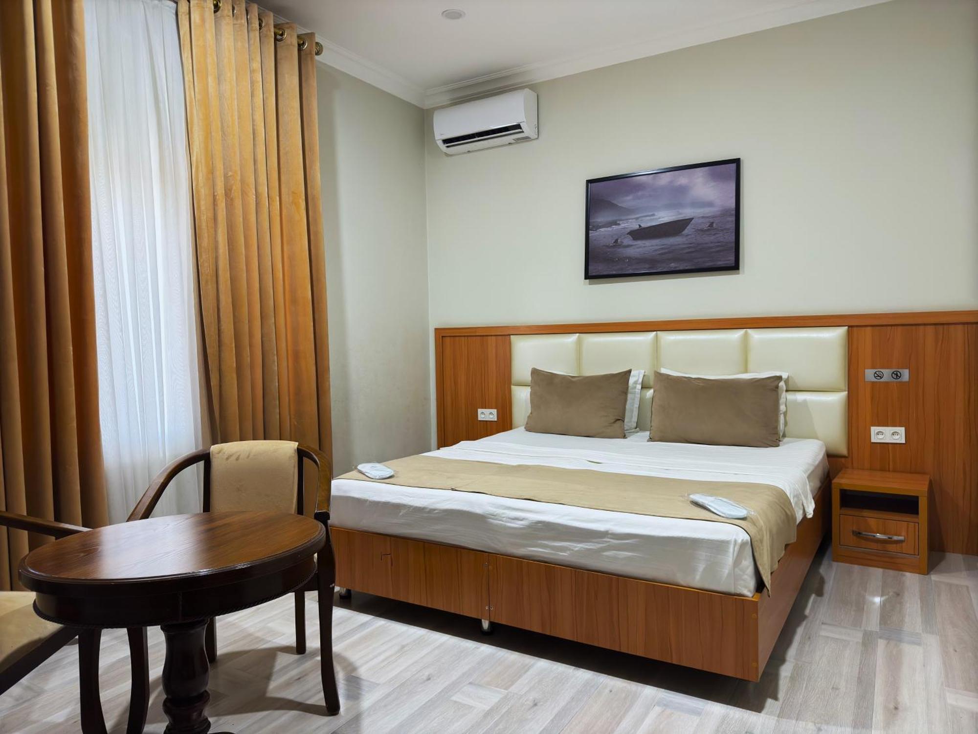 The Moon Tashkent Hotel Buitenkant foto